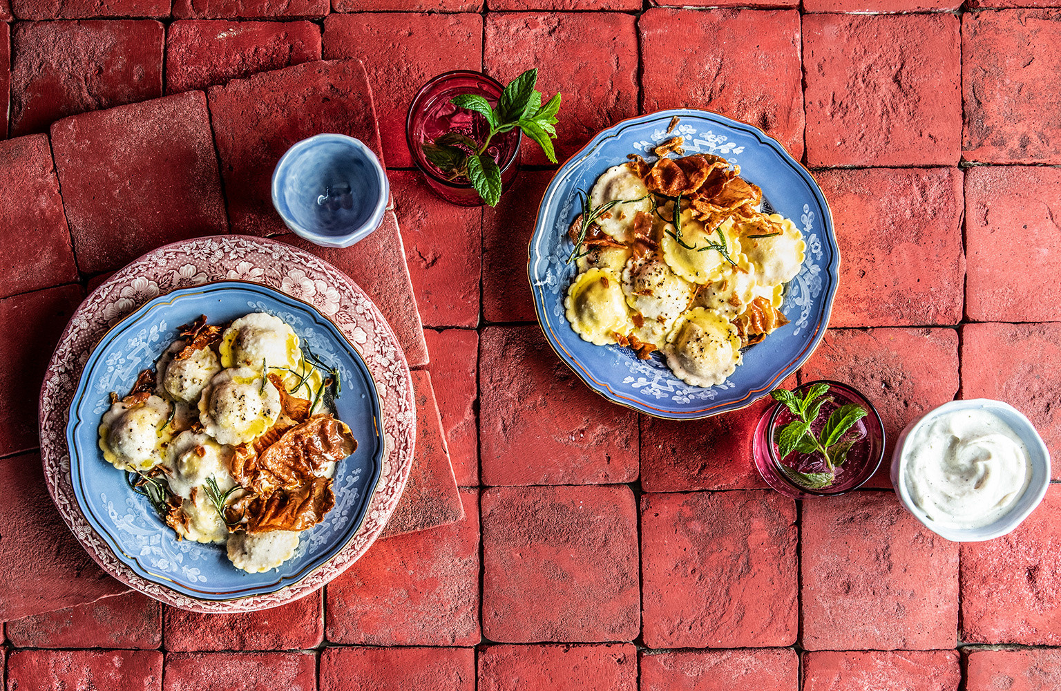 ravioli au parmigiano reggiano & poires au jambon cru de parme et sauce mascarpone