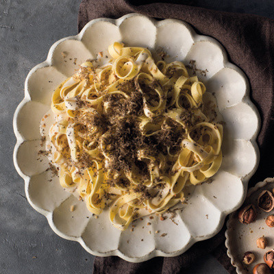 Tagliatelle con crema di parmigiano Reggiano, nocciole e Tartufo