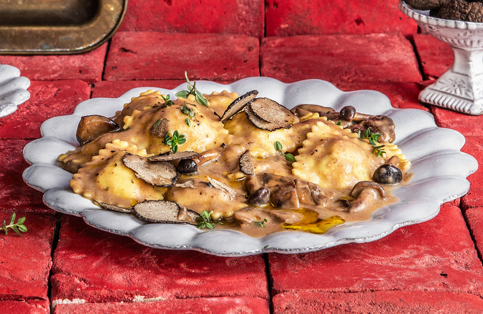 ravioli gefüllt mit kalbsbäckchen in rotwein geschmort pilz- und schwarzer trüffelsauce