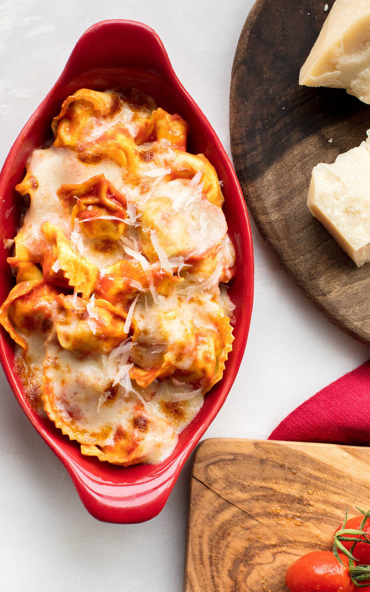 Tortellini au fromage et aux épinards dans une sauce rosée