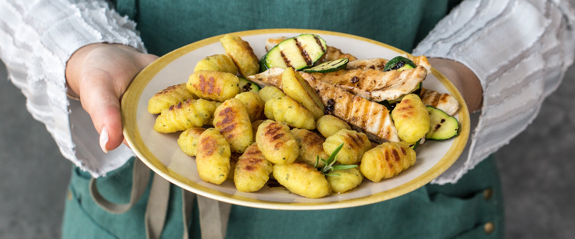 HÄHNCHENBRUST MIT GEGRILLTER ZUCCHINI UND PFANNEN-GNOCCHI ROSMARIN ...