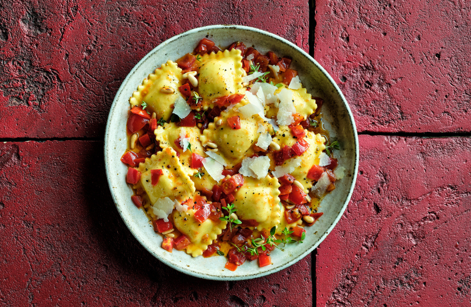 ravioli artichauts et au jambon ibérique, dés de tomates au thym, parmigiano reggiano et pignons grillés 
