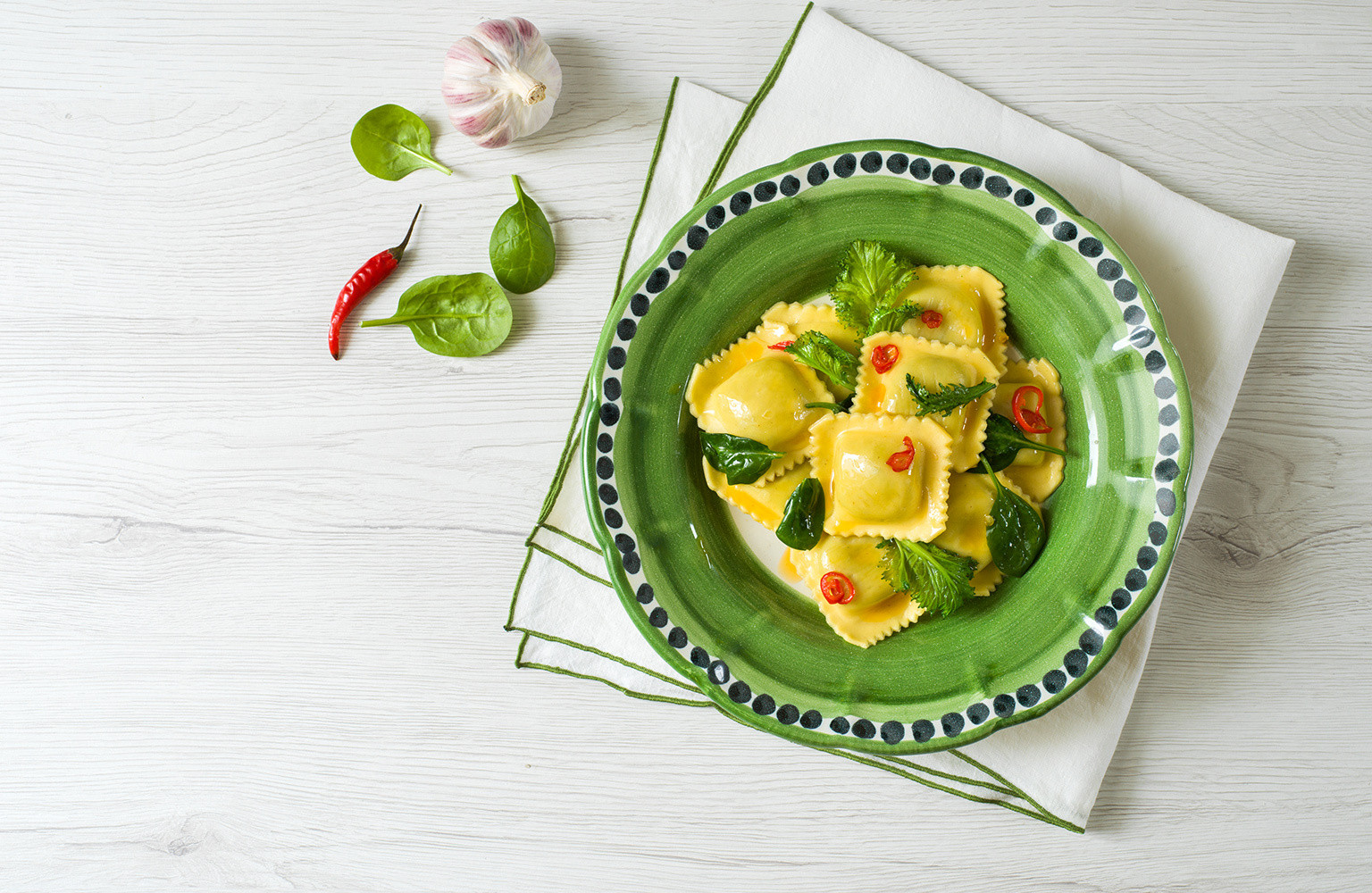 Ravioli de verduras con ajo, aceite, guindilla y acelgas ...