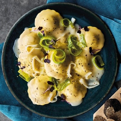 RAVIOLI FUNGHI, TALEGGIO DOP E TARTUFO CON PORRI E CREMA AL DI PARMIGIANO REGGIANO