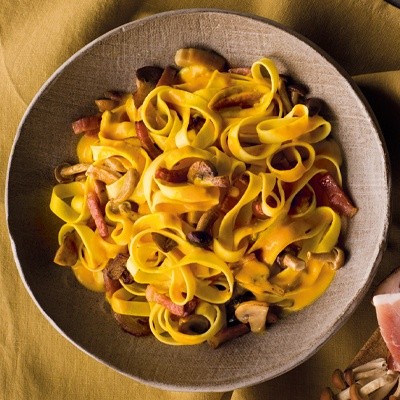 TAGLIATELLE ZAFFERANO, SPECK E FUNGHI