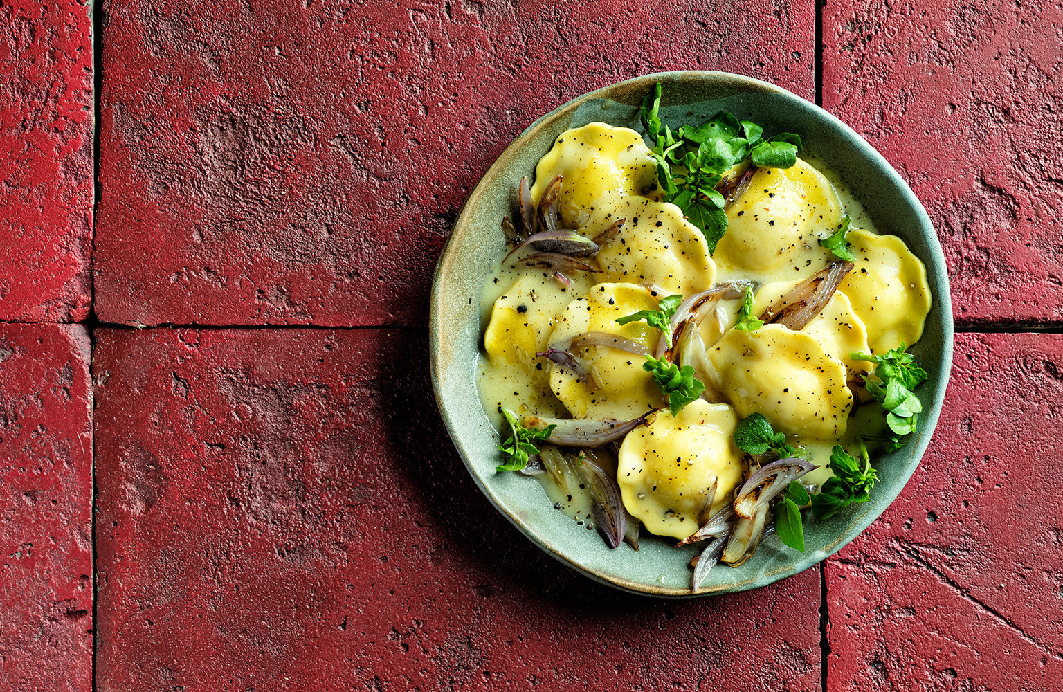 ravioli mit hummer und garnelen in beurre-blanc-sauce mit kressekeimlingen 