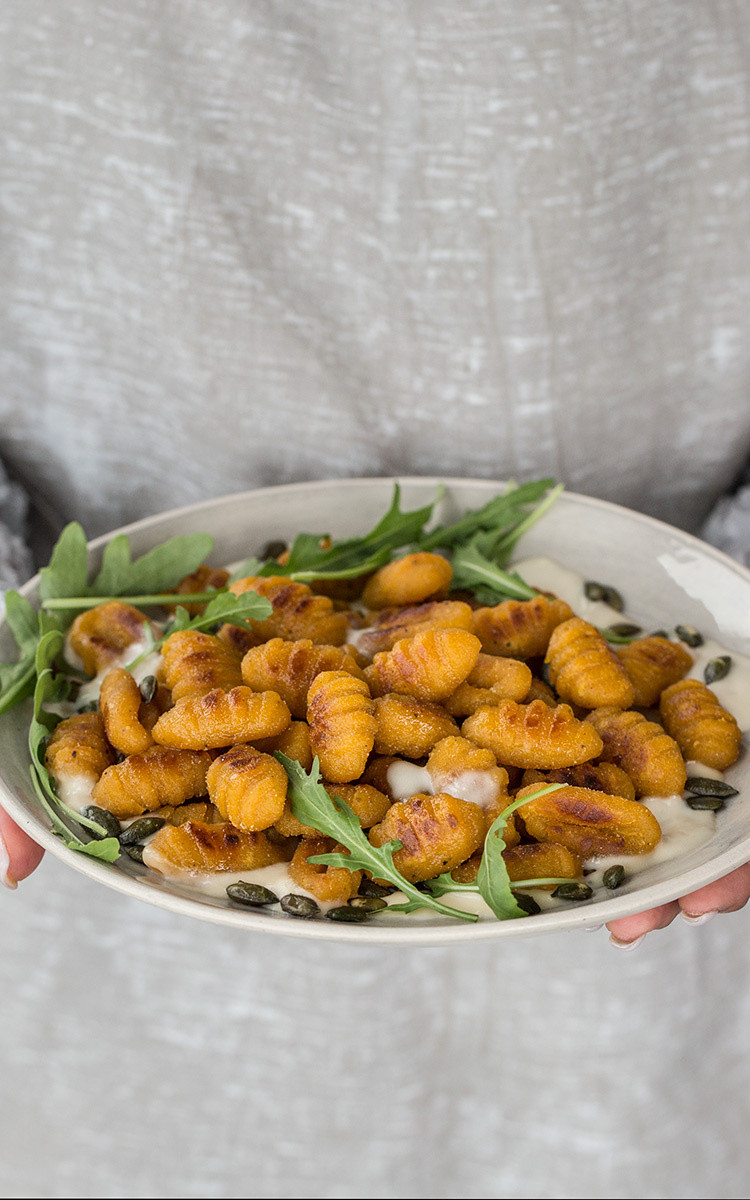 Pfannen Gnocchi Kurbis Mit Kasesauce Rucola Und Kurbiskernen Giovanni Rana