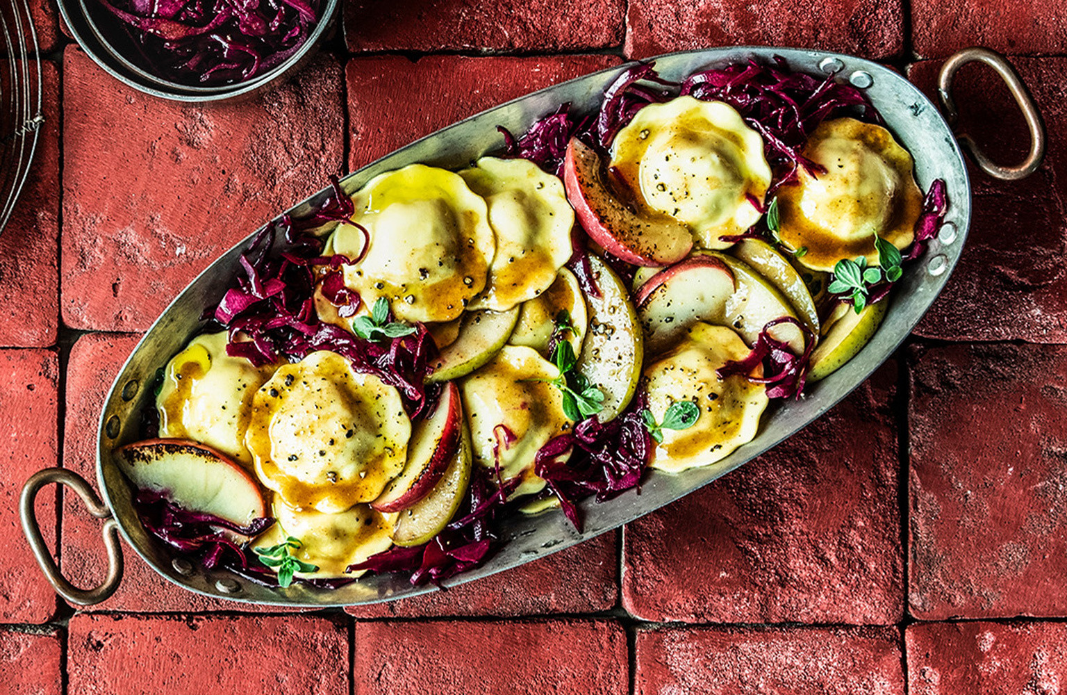 ravioli hummer und garnelen mit rotkohl und äpfeln
