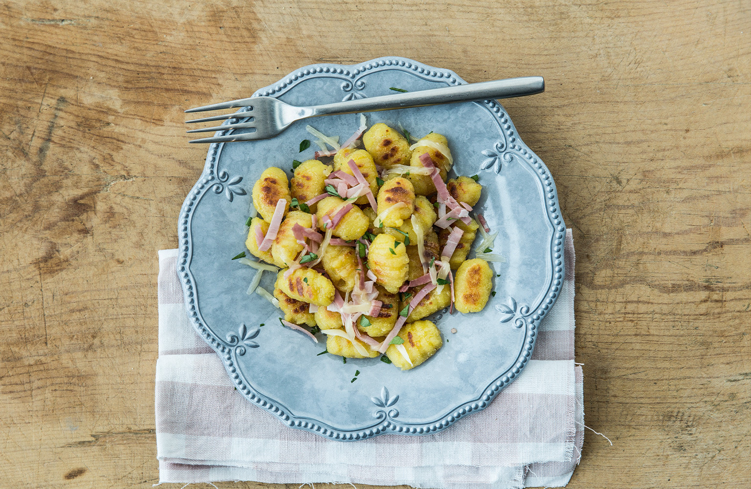 PFANNEN-GNOCCHI KLASSISCH MIT GEKOCHTEM SCHINKEN UND EMMENTALER KÄSE