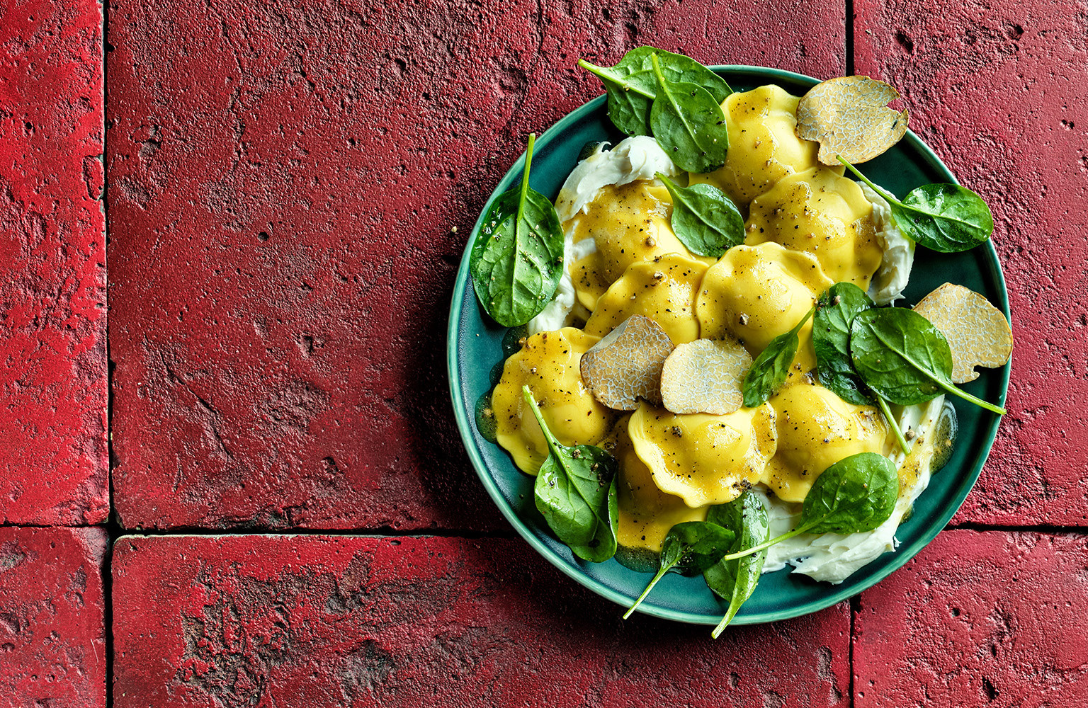 ravioli mit weissem trüffel, ricotta und campignons mit crème fraîche, babyspinat und trüffelspäne