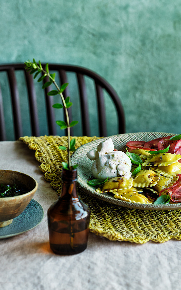 Ravioli burrata und arrabbiata sauce mit frischen tomaten, burrata und ...