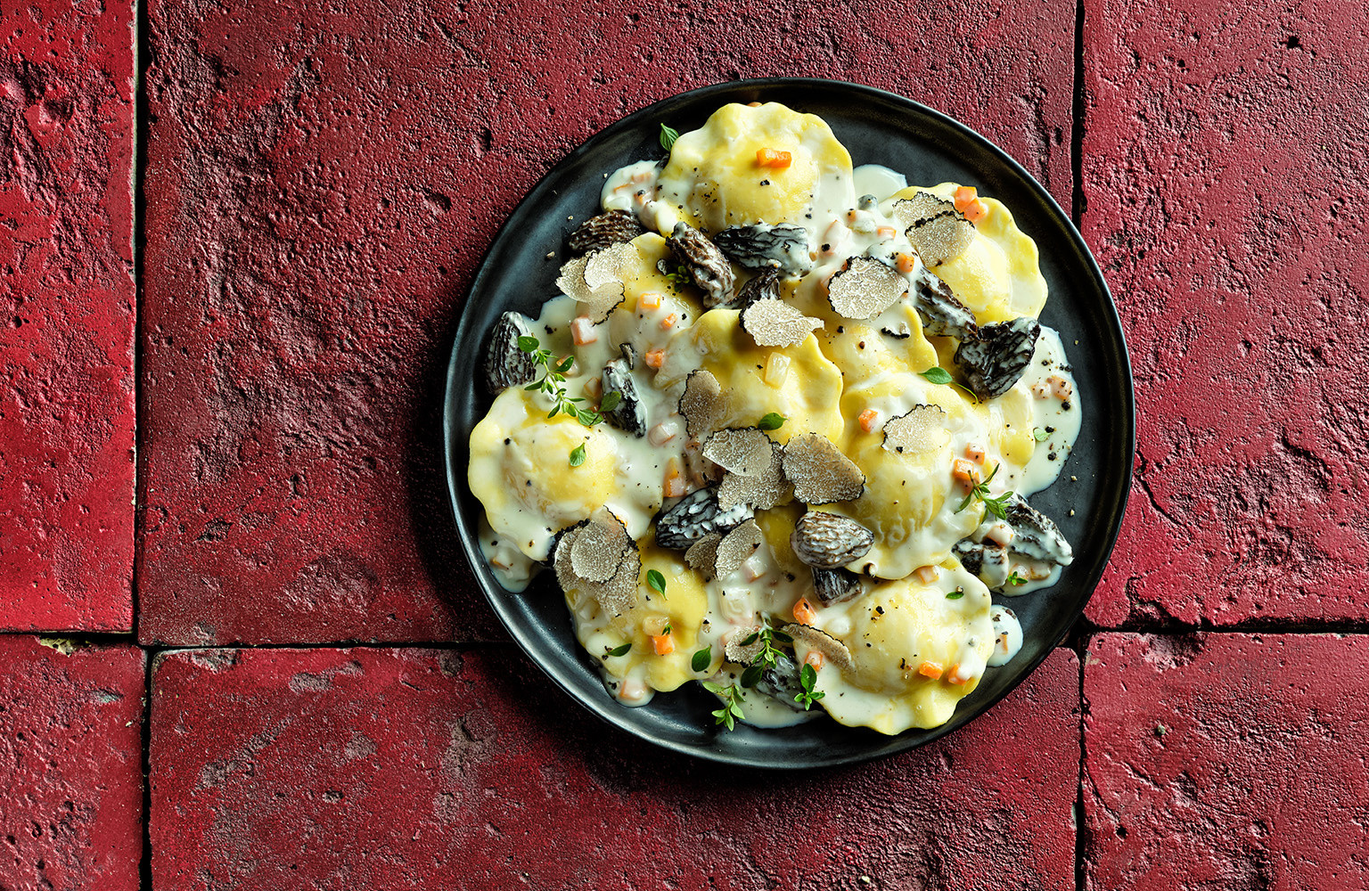 ravioli gefüllt mit weißem trüffel, ricotta und champignons, mascarponecreme, morcheln und trüffelspänen