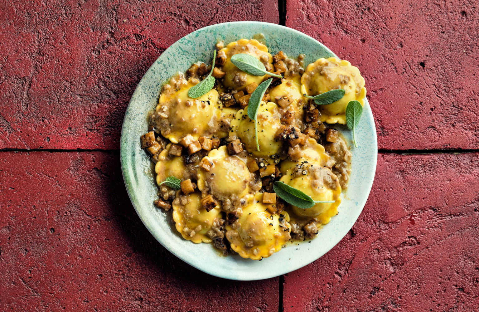 ravioli au parmigiano reggiano et poires, sauce aux noix et céleri-rave