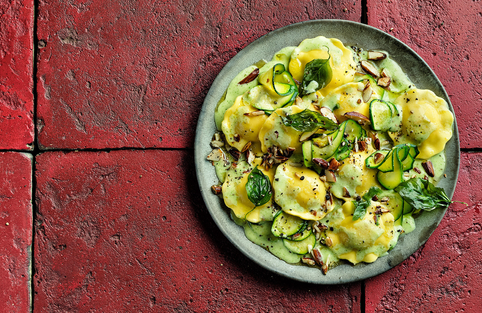 ravioli gefüllt mit hummer und garnelen mit zucchinipesto, mascarponecreme und frittierten basilikumblättern