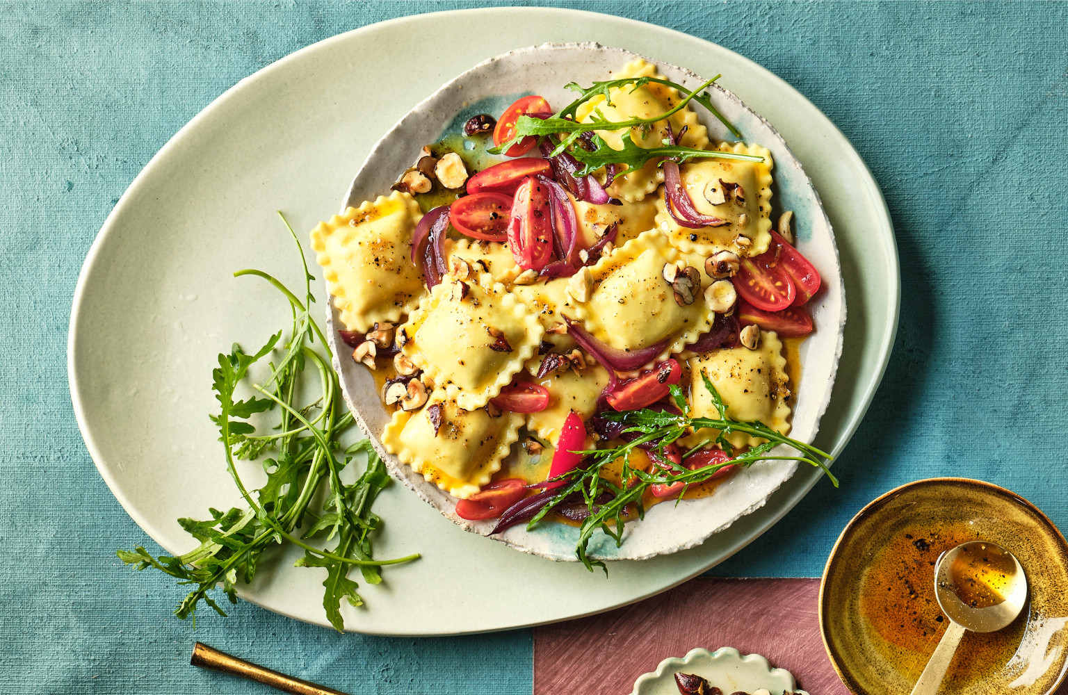 RAVIOLI BURRATA &amp; CHORIZO, MIT KARAMELLISIERTEN ZWIEBELN, TOMATEN UND ...