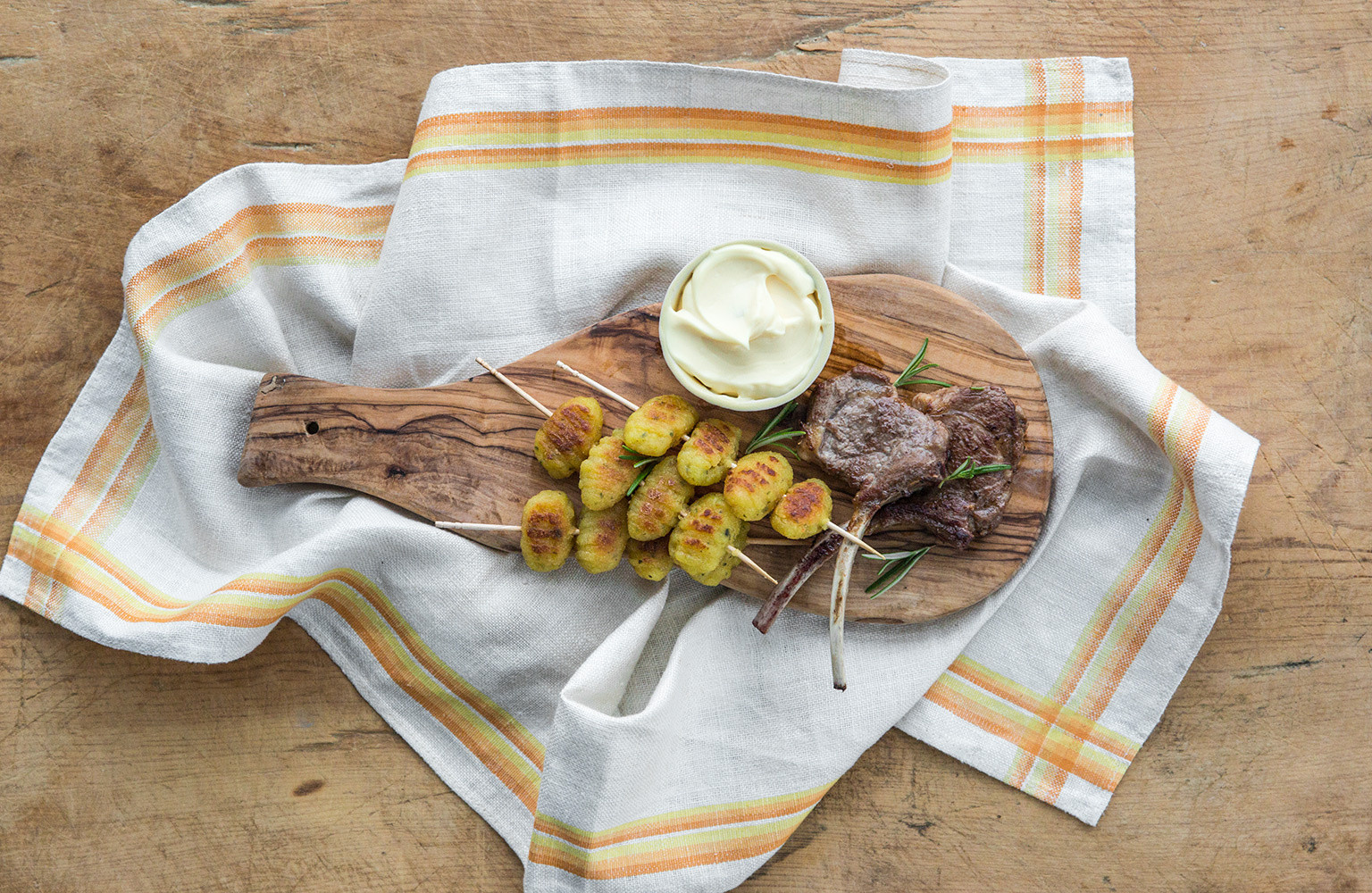 GEGRILLTE LAMMKOTELETTS MIT PFANNEN-GNOCCHI ROSMARIN UND AIOLI-DIP ...