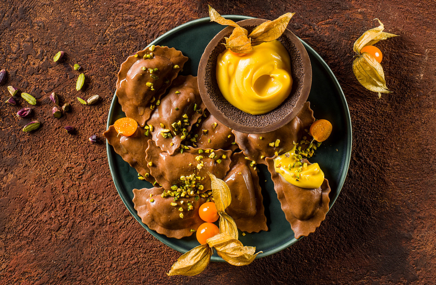 Ravioli dolci al cioccolato con crema pasticcera ...