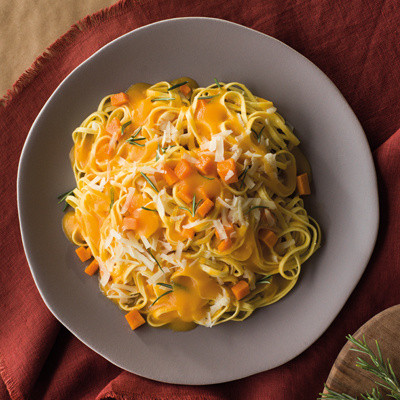 Tagliolini alla crema di zucca con Provolone DOP e rosmarino
