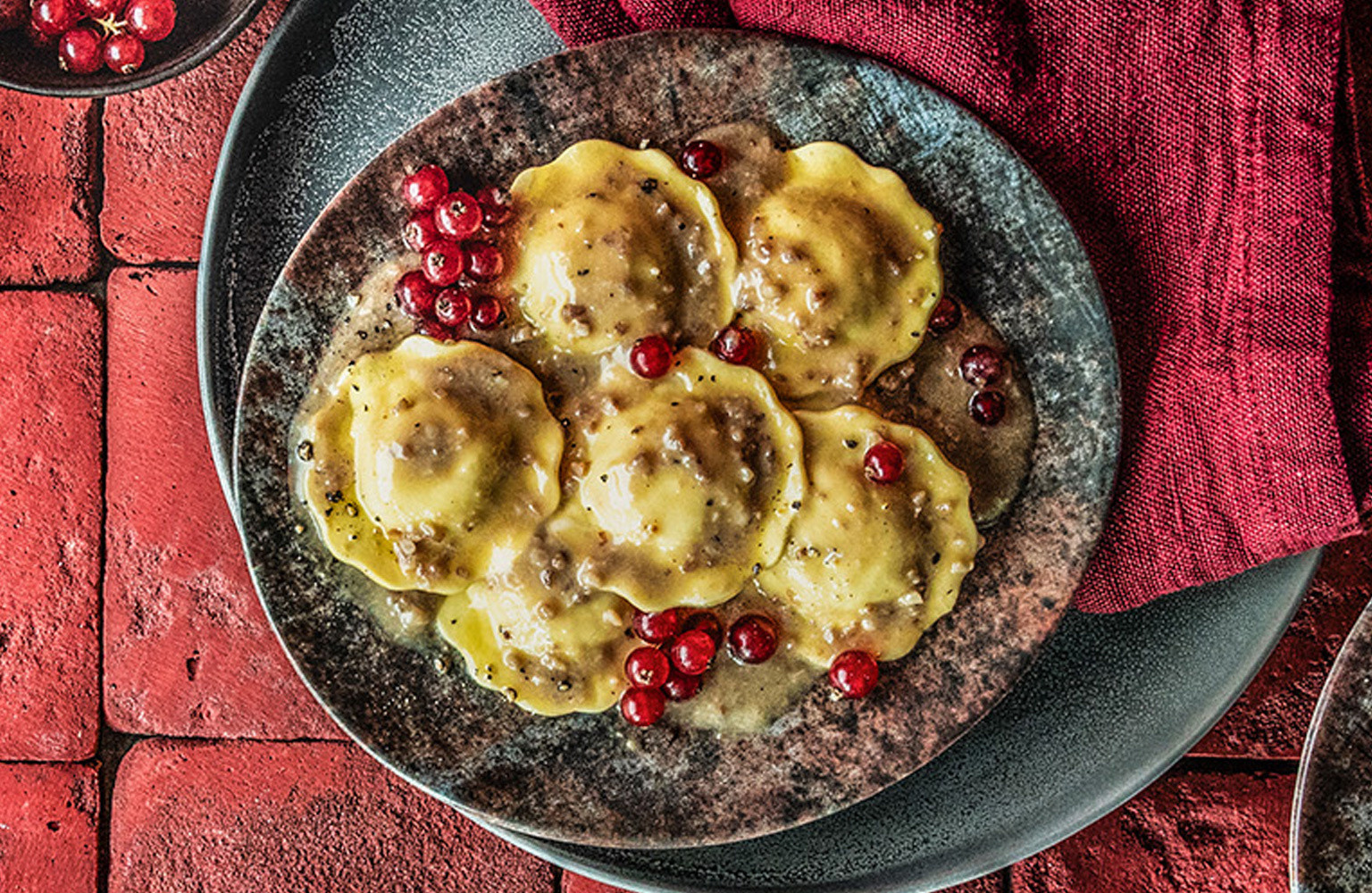 ravioli gefüllt mit weißem trüffel, ricotta und champignons mit walnuss- und johannisbeercreme