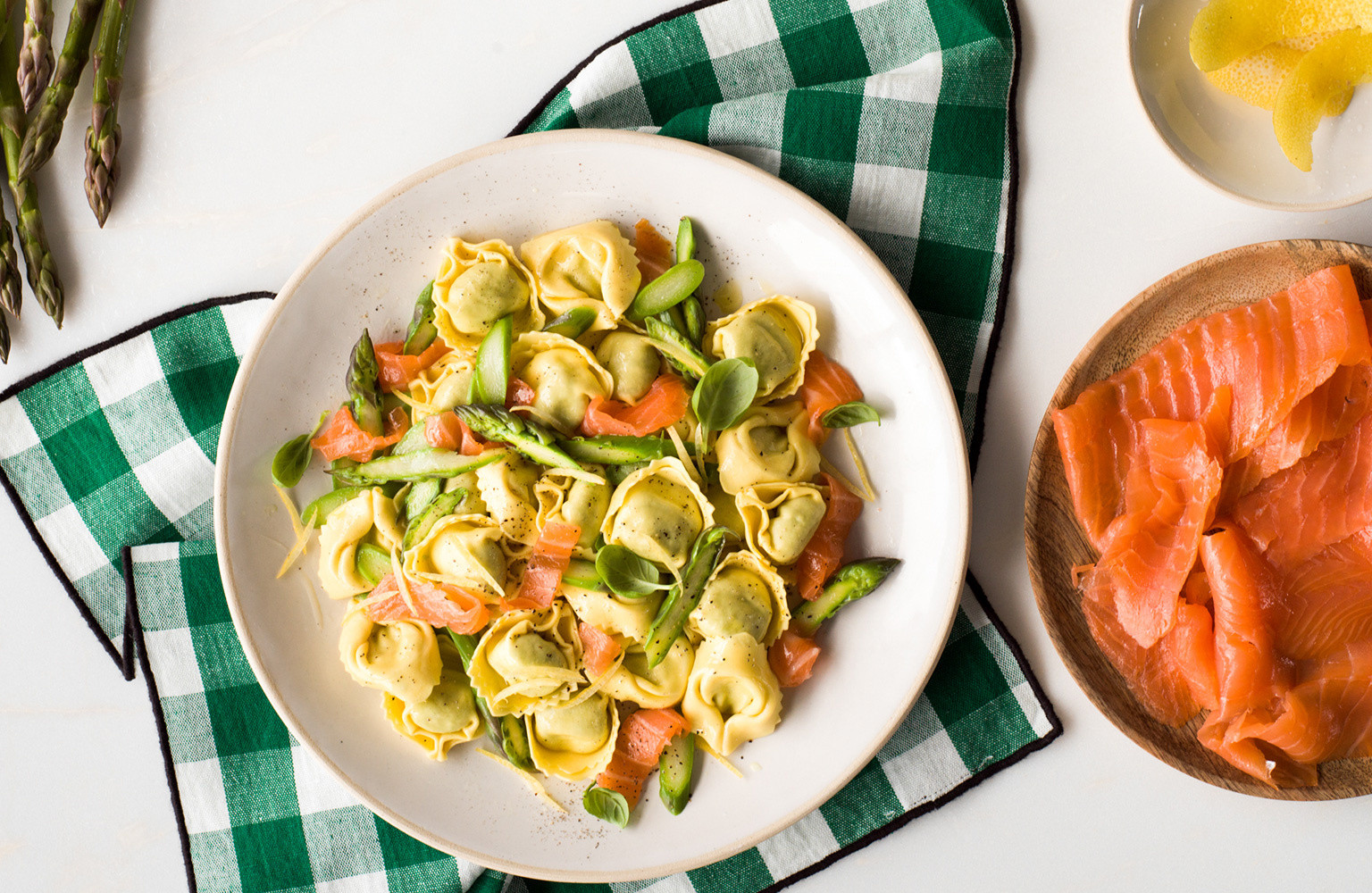 RICOTTA & SPINACH TORTELLINI WITH ASPARAGUS, SALMON AND BASIL - La