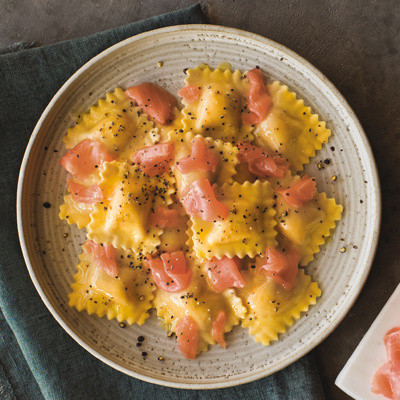 Ravioli al salmone con salmone e pepe nero