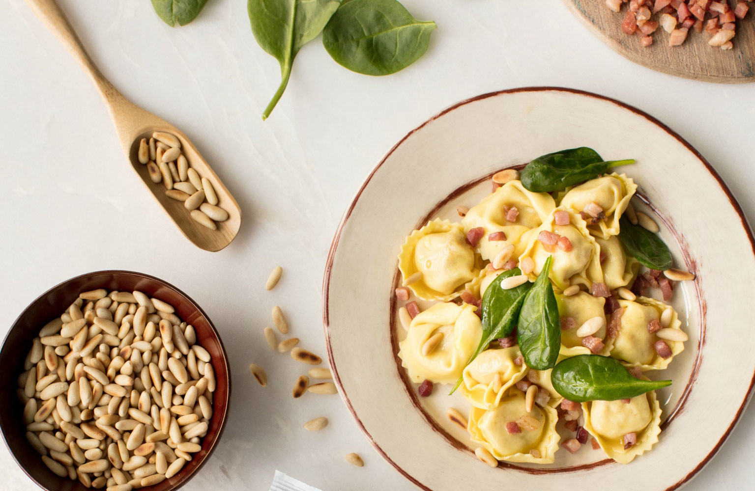 Tortelloni Steinpilze mit Pinienkernen, Speck und Blattspinat ...