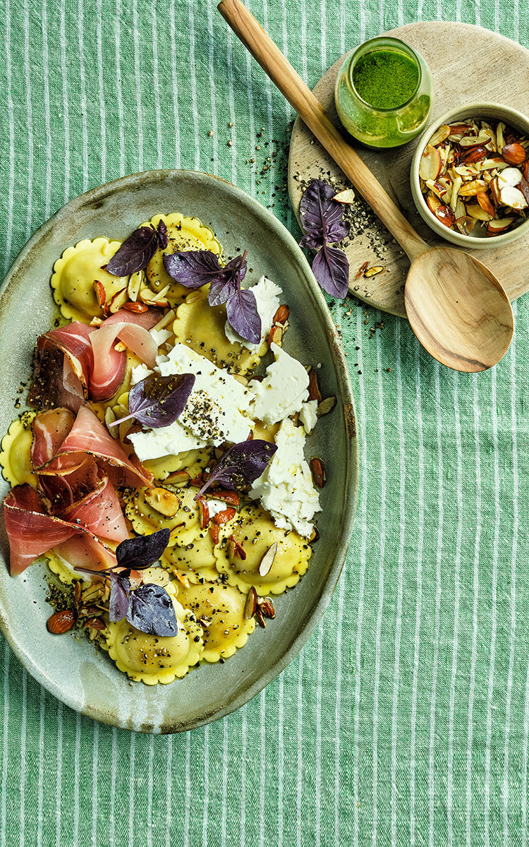 Girasoli Pesto alla Calabrese mit Feta, Speck, Basilikumöl und ...