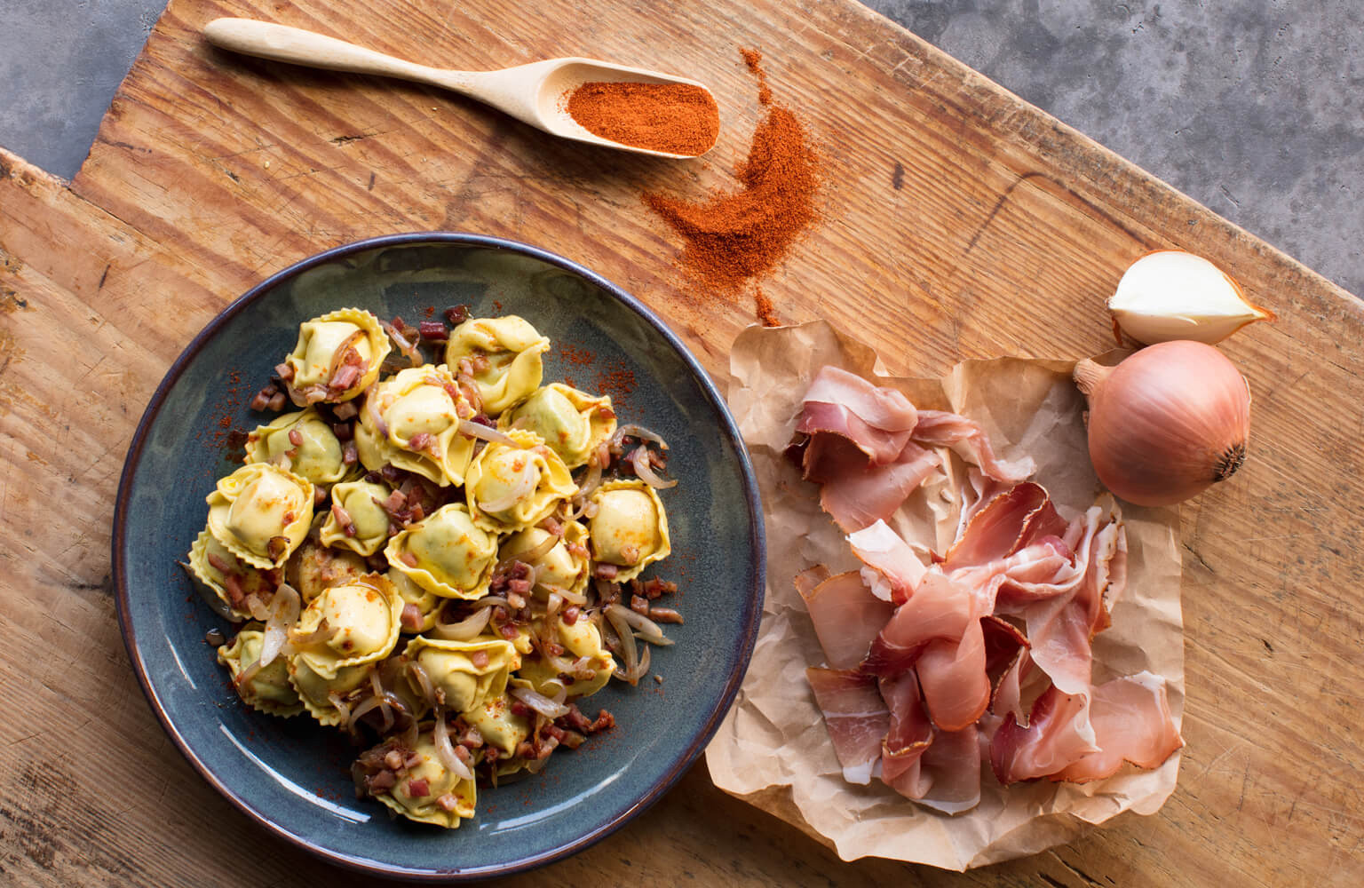 TORTELLONI STEINPILZE mit Zwiebeln, Speck, Whisky und geräuchertem ...