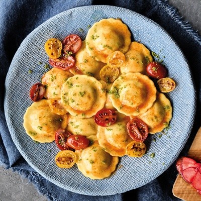 RAVIOLI ASTICE E GAMBERI CON DATTERINI E POLVERE DI PESTO