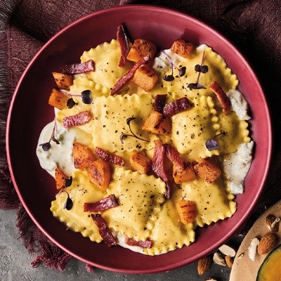 RAVIOLI ZUCCA,SPECK IGP, MANDORLE CON SALSA GORGONZOLA, SPECK CROCCANTE, ZUCCA ARROSTITA